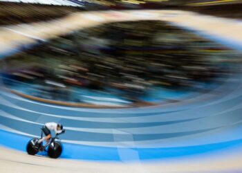 Cyclists crash into crowd at German Track Championships