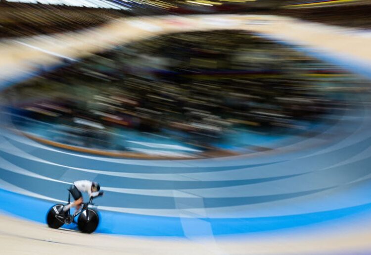 Cyclists crash into crowd at German Track Championships